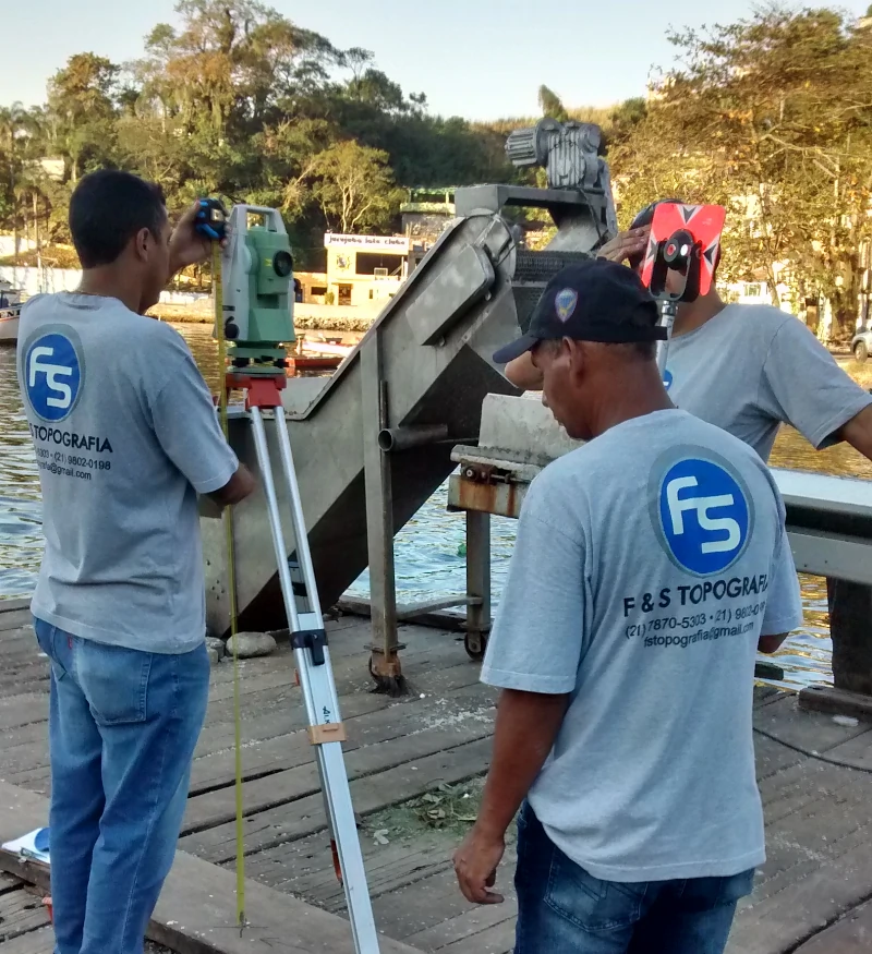 Equipe FS Topografia realizando levantamento topográfico planialtimétrico no RJ