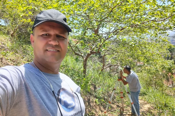 Técnico Agrimensor realizando medição para serviço de agrimensura no Rio de Janeiro