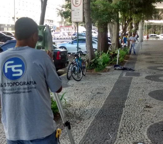 Técnicos da F&S Topografia e Georreferenciamento trabalhando no centro do Rio de Janeiro