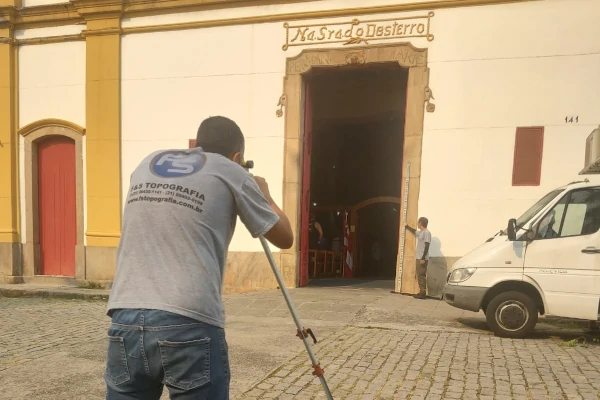 Topografia para Obras: Topógrafo realizando nivelamento e controle de verticalidade em construção no Rio de Janeiro