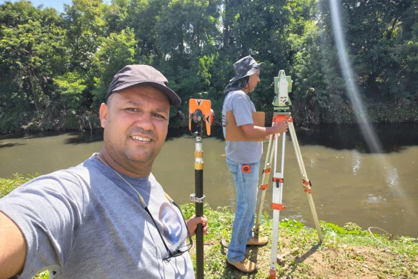 Técnicos da F&S Topografia (Empresa de Topografia e Georreferenciamento no Rio de Janeiro) executando serviço de levantamento topográfico.